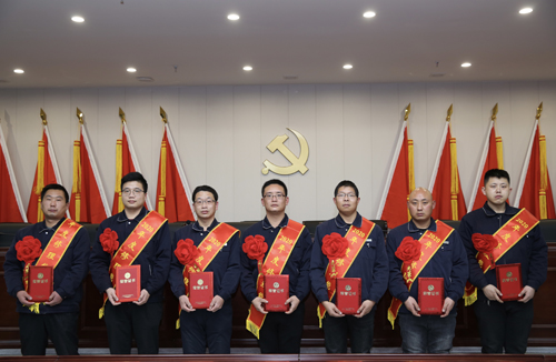 0206 修理能手從左至右依次為 邵冠峰、王寶玉、潘春樂、李龍、許特斯、韓利杰、寇增亮.jpg