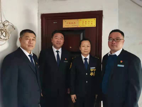 “一人得獎，全家光榮” 送“牌”上門，集團為標兵先進送去榮譽喜報牌匾