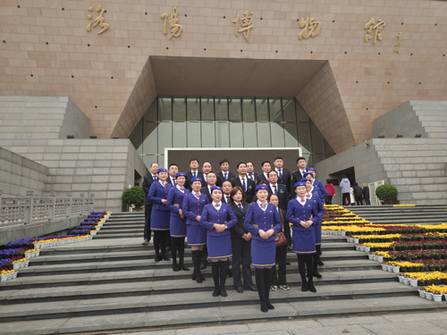 瞧！春分時(shí)節(jié)的最美公交藍(lán)！